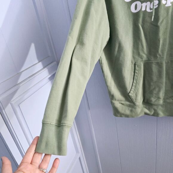 Levi’s One Planet One Party Sweatshirt size Medium Classic Casual Comfy Cozy - Picture 7 of 9